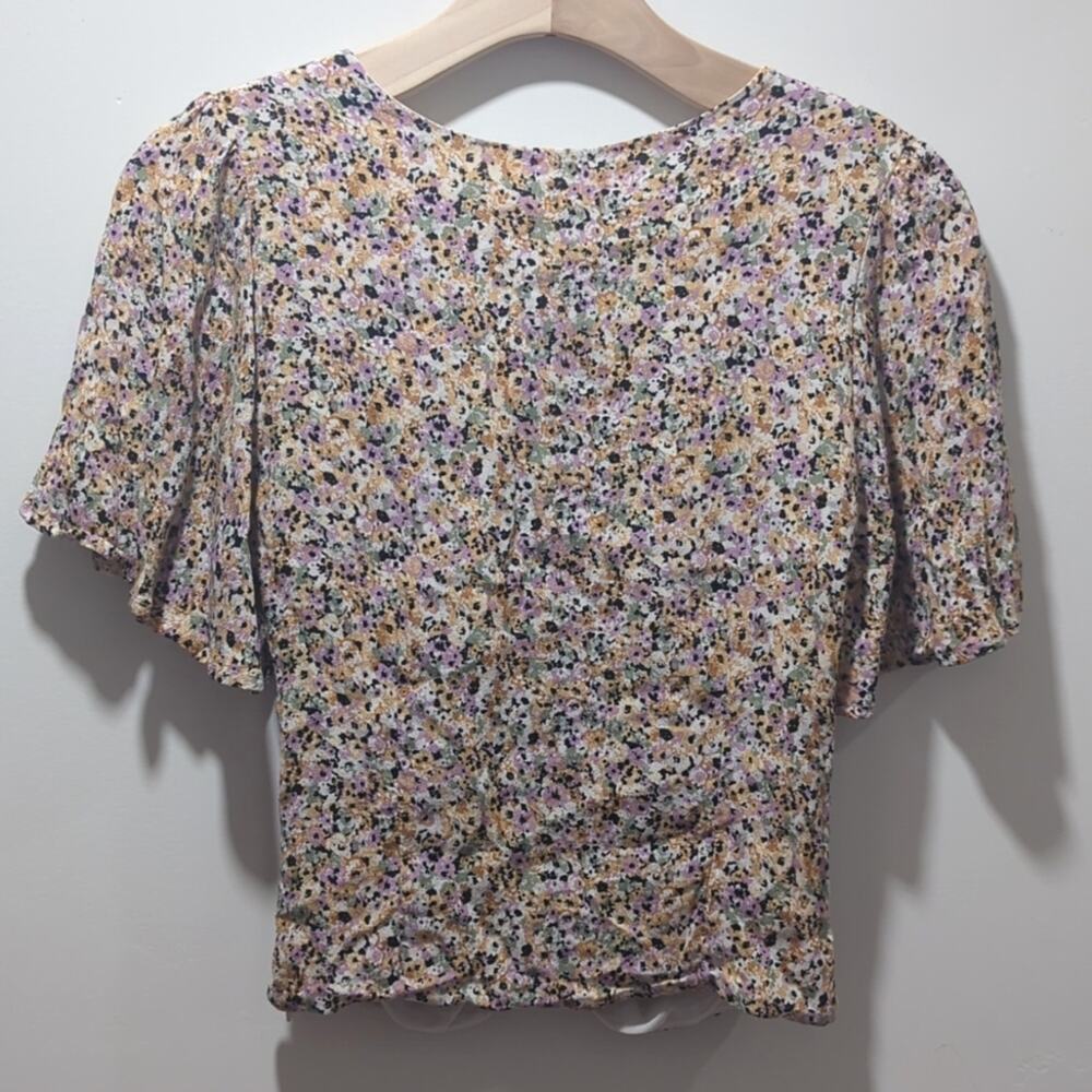ASTR Revolve Flutter Sleeve Top Sage Peach Ditsy Floral Keyhole Blouse Size M - Picture 6 of 9